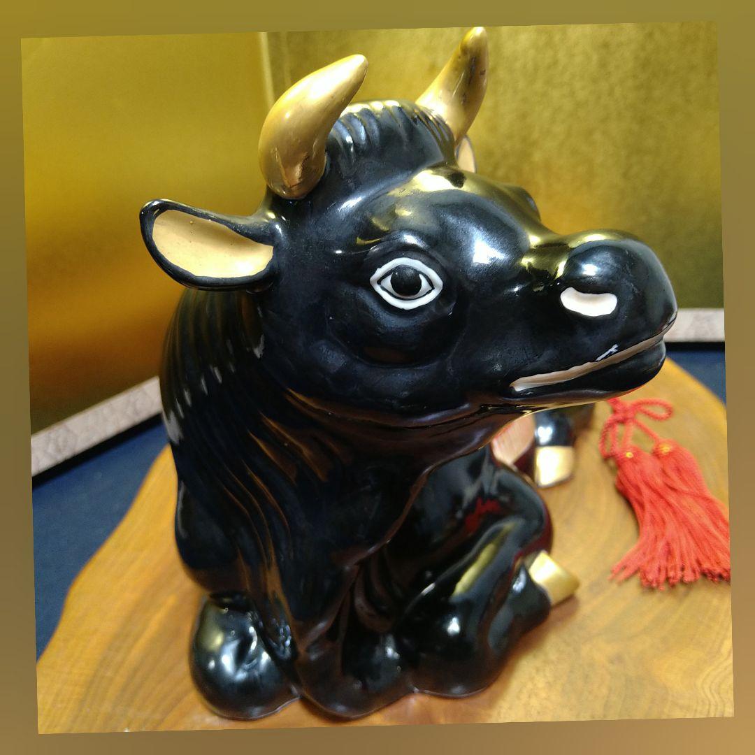 AJ23 九谷焼 干支置物 牛 長峰 木札 牛小槌 欅飾り台付 紙箱