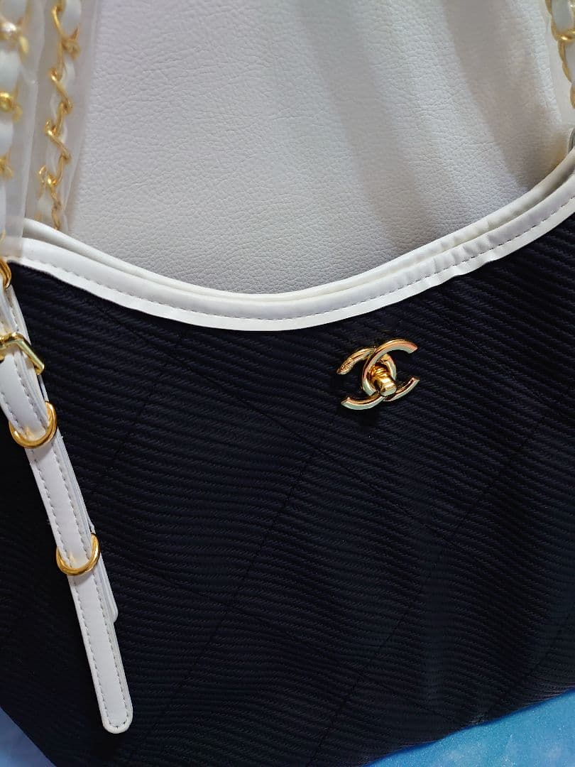 CHANEL　チェーントートバッグ ポーチ付き