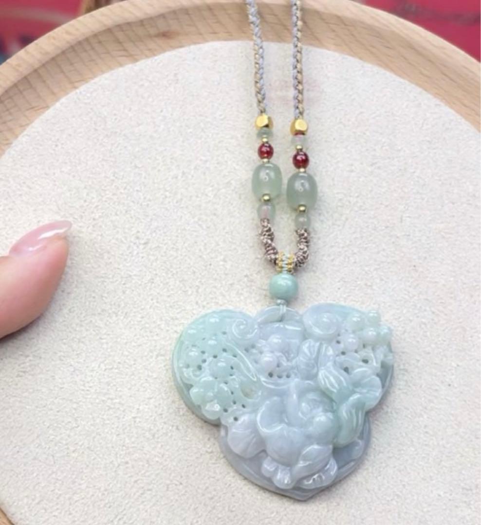 翡翠 ハート型ペンダント 赤緑ビーズ付き