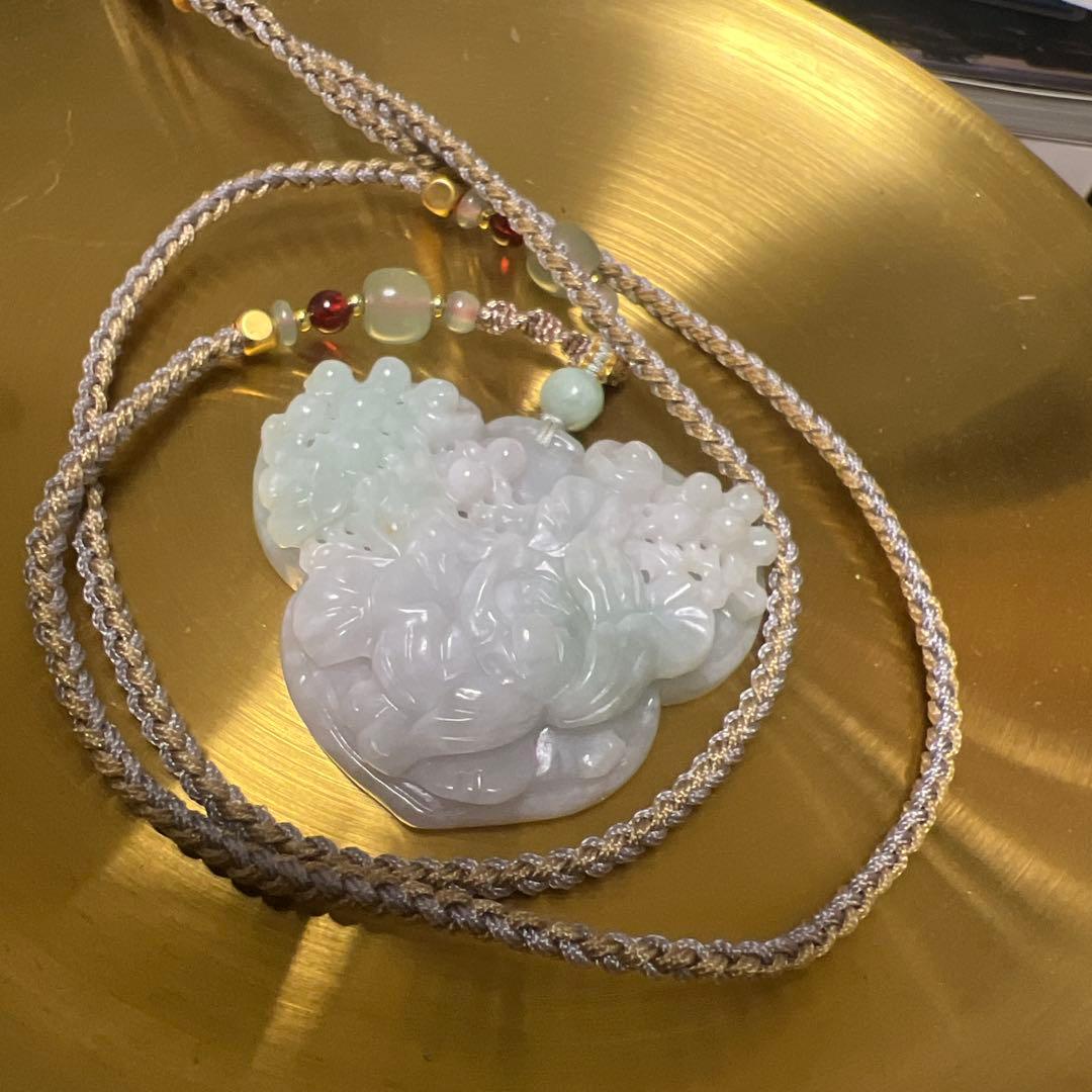 翡翠 ハート型ペンダント 赤緑ビーズ付き