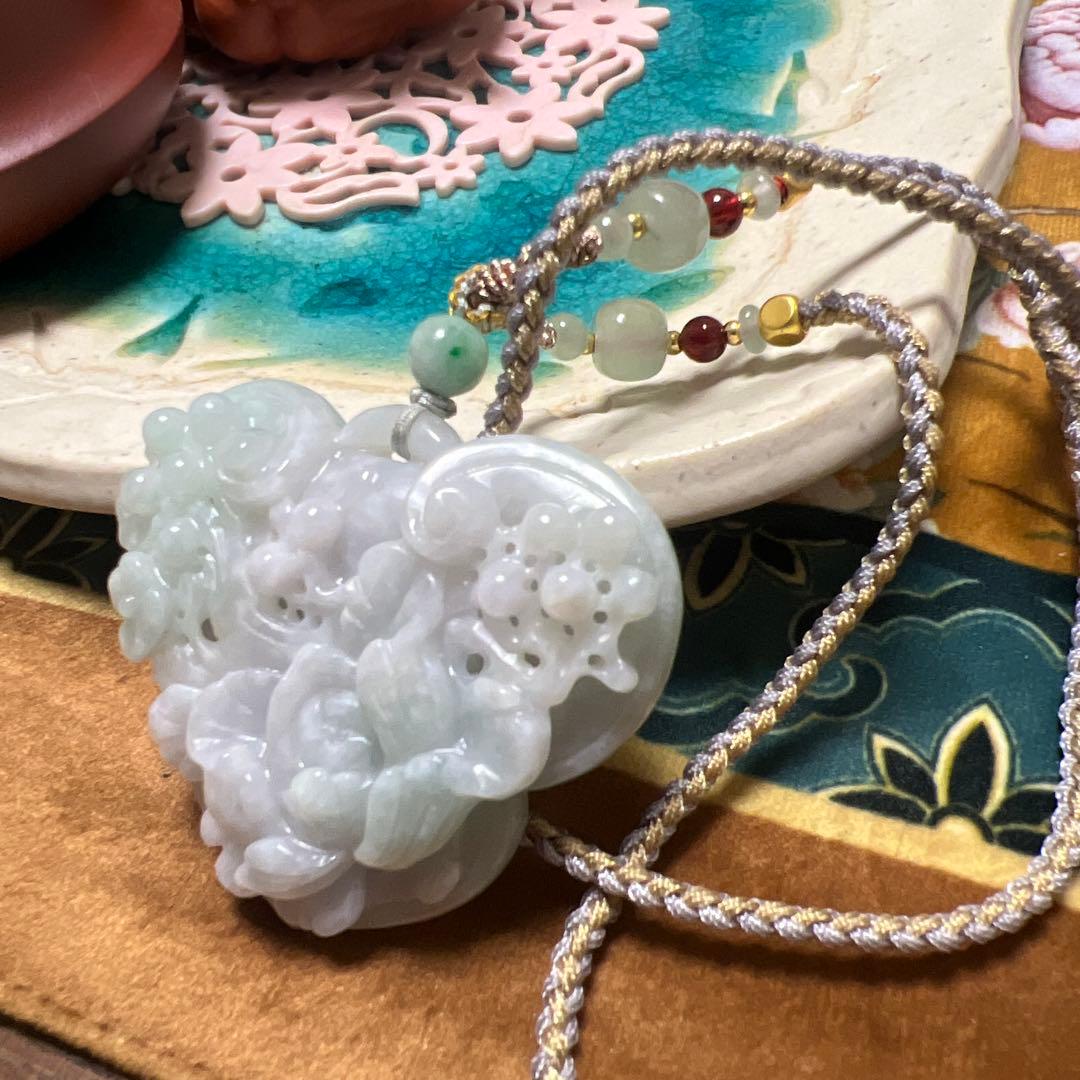 翡翠 ハート型ペンダント 赤緑ビーズ付き