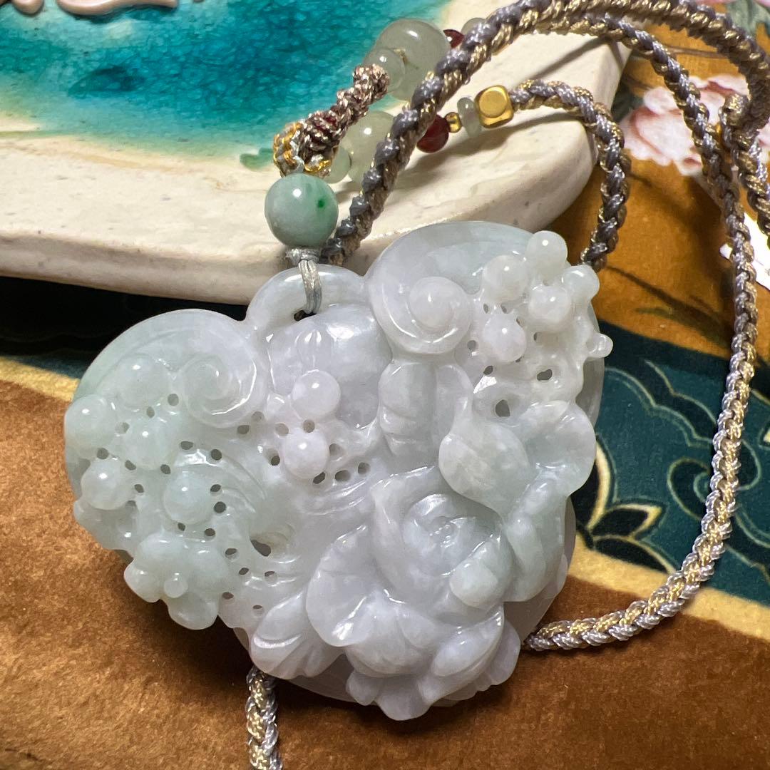 翡翠 ハート型ペンダント 赤緑ビーズ付き