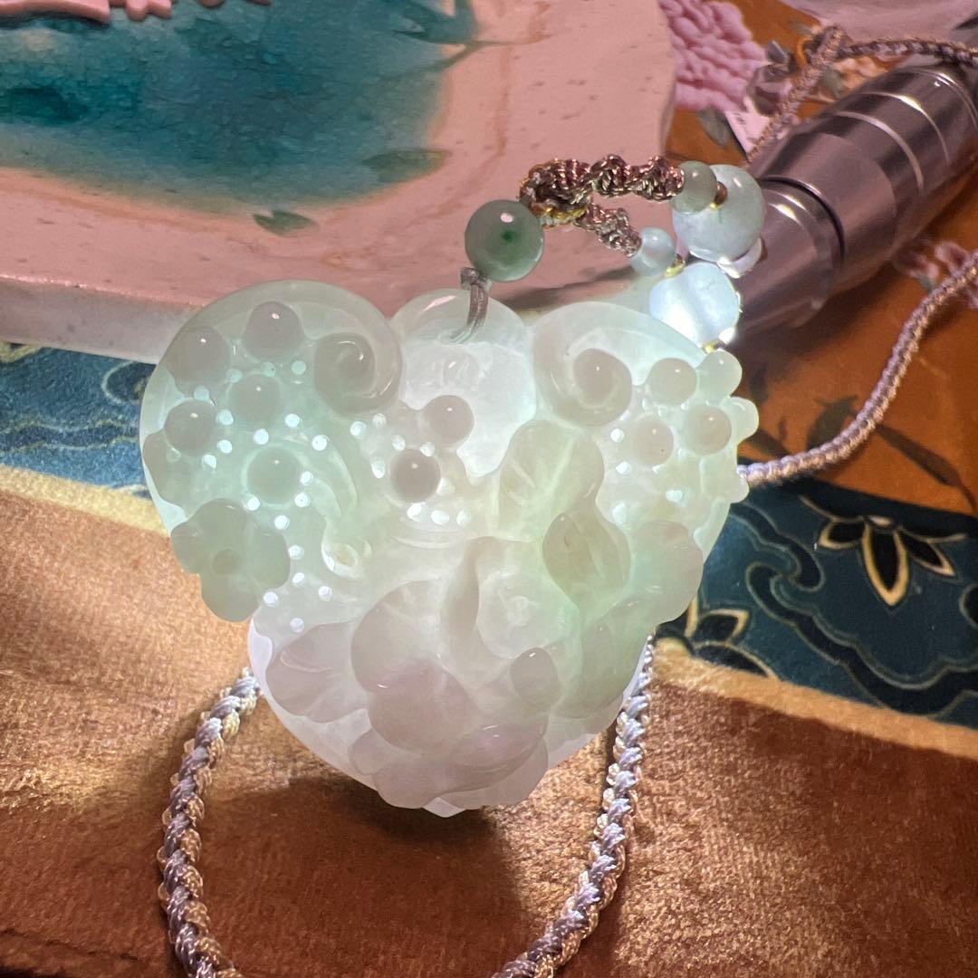 翡翠 ハート型ペンダント 赤緑ビーズ付き