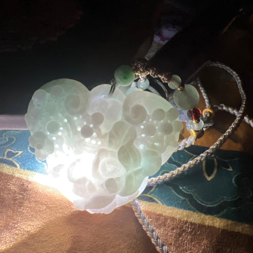 翡翠 ハート型ペンダント 赤緑ビーズ付き