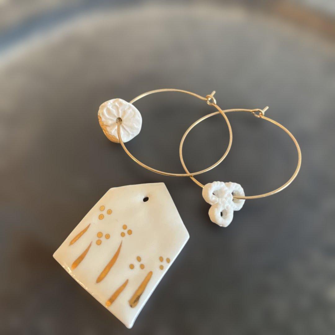 作家もの　Hoopピアス　白磁フラワーモチーフ フープピアス 陶器