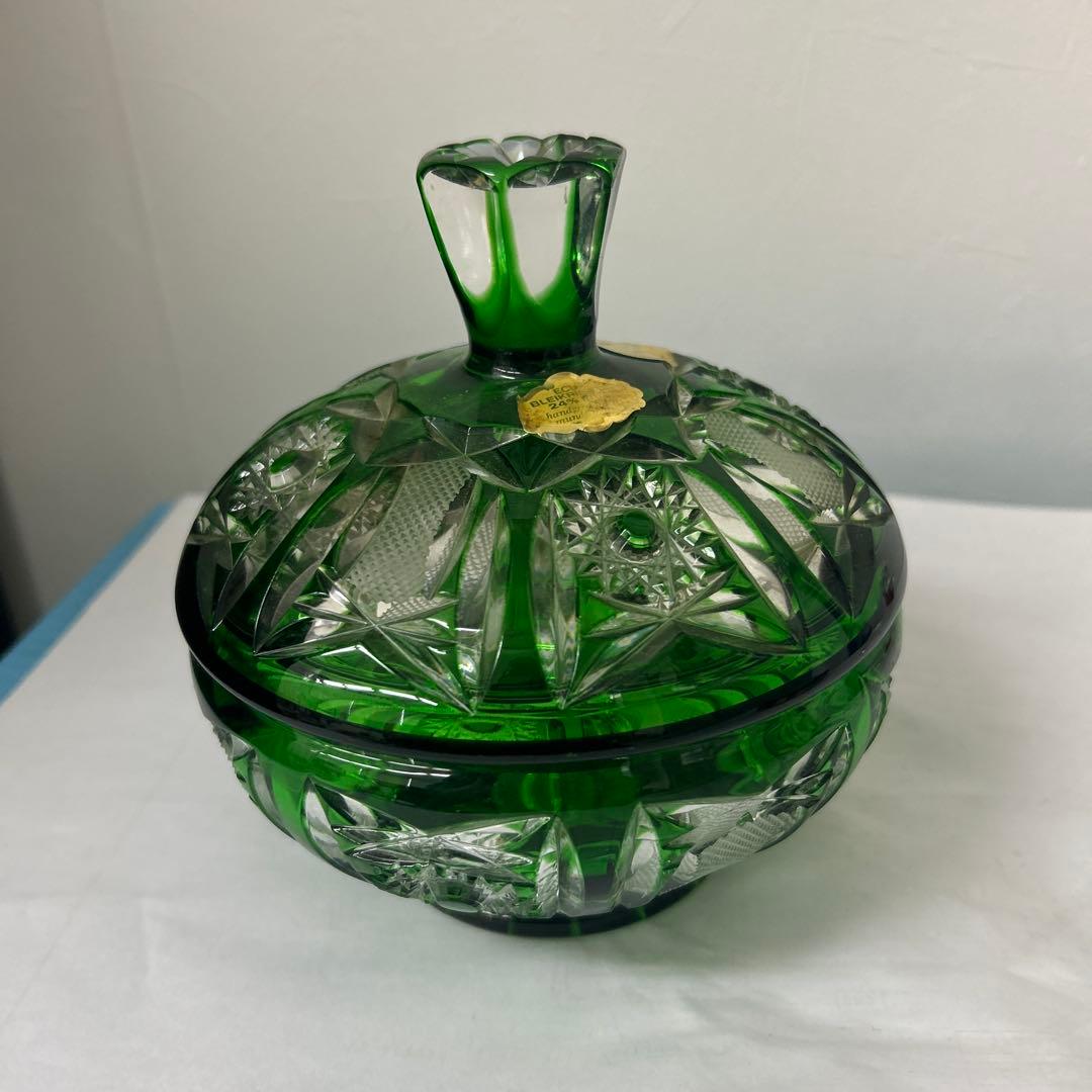 手彫り緑色カットガラス （ドイツ製）蓋付き菓子入れ