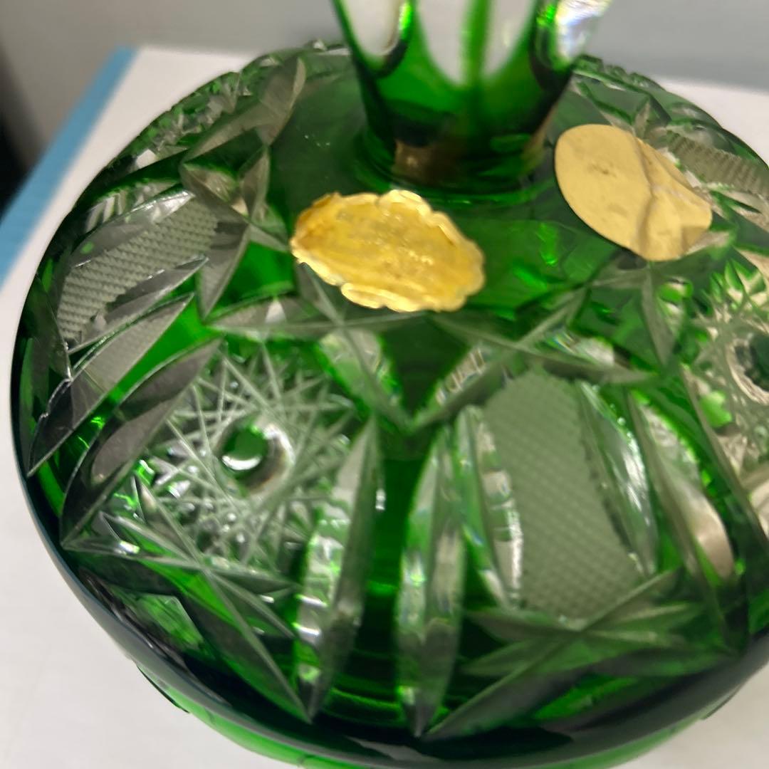 手彫り緑色カットガラス （ドイツ製）蓋付き菓子入れ