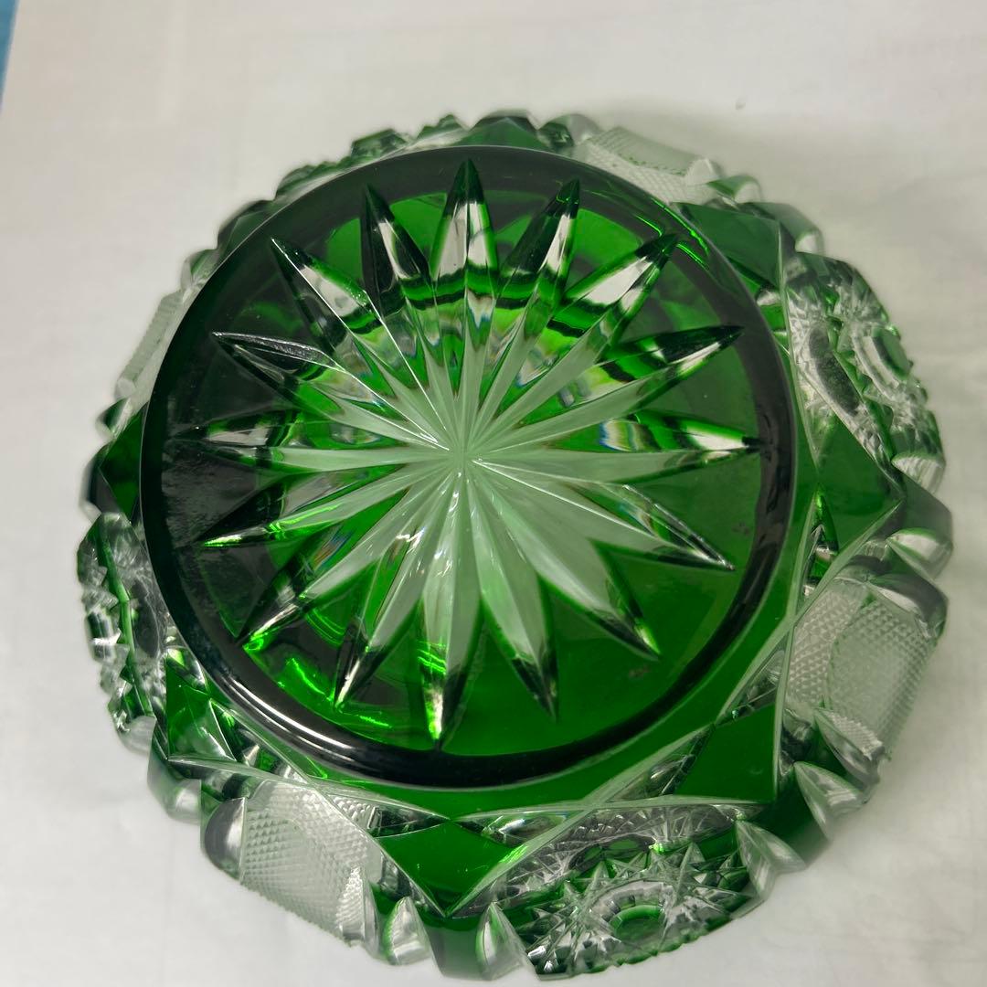 手彫り緑色カットガラス （ドイツ製）蓋付き菓子入れ