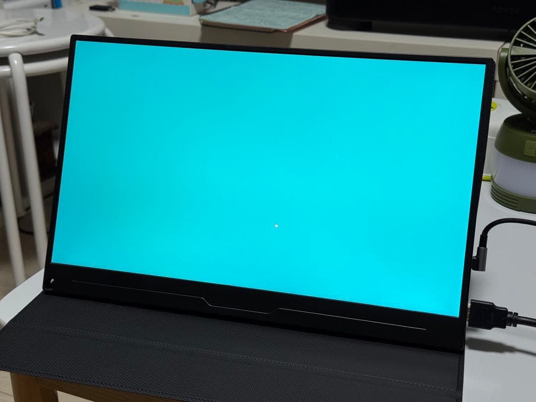 15.6インチ 4K モバイルディスプレイ