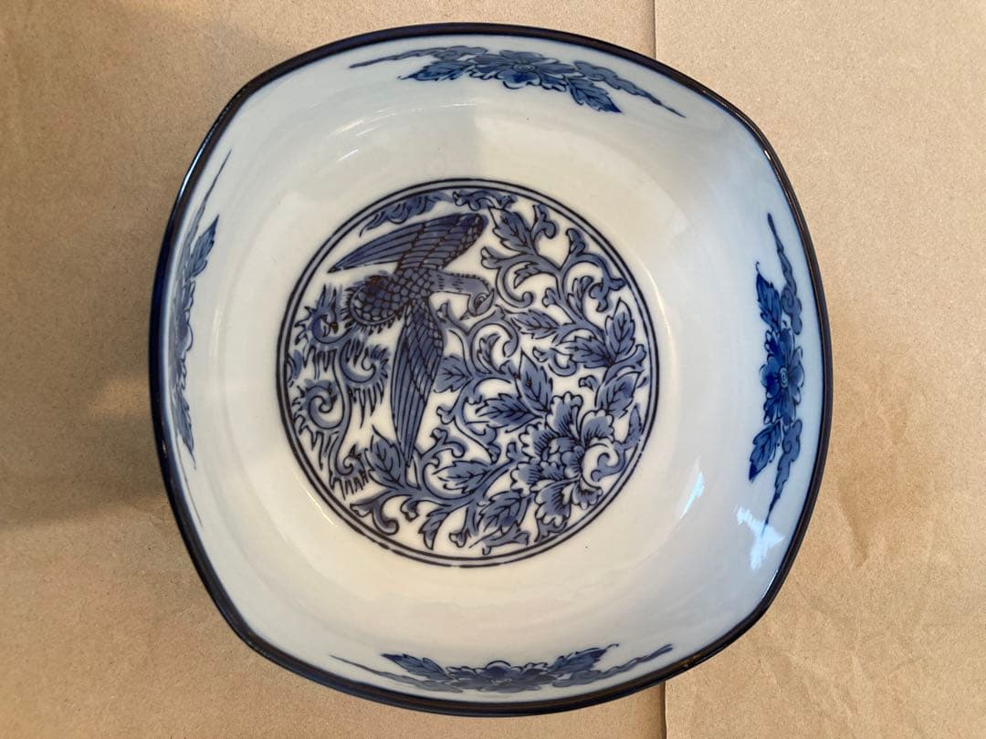 青い花柄と鳥模様の食器セット