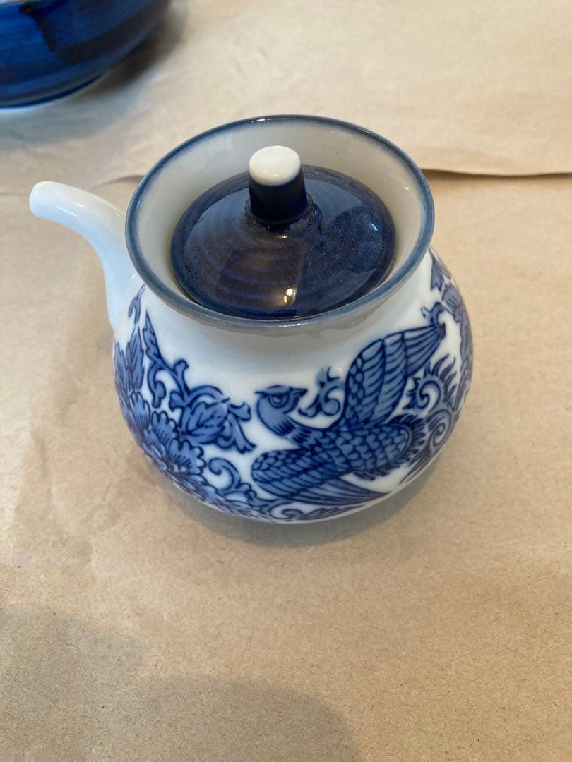 青い花柄と鳥模様の食器セット
