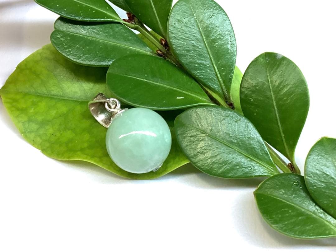 淡い緑色の糸魚川翡翠ペンダント　本物無垢をお持ちください　外部鑑定機関鑑別書付‼️