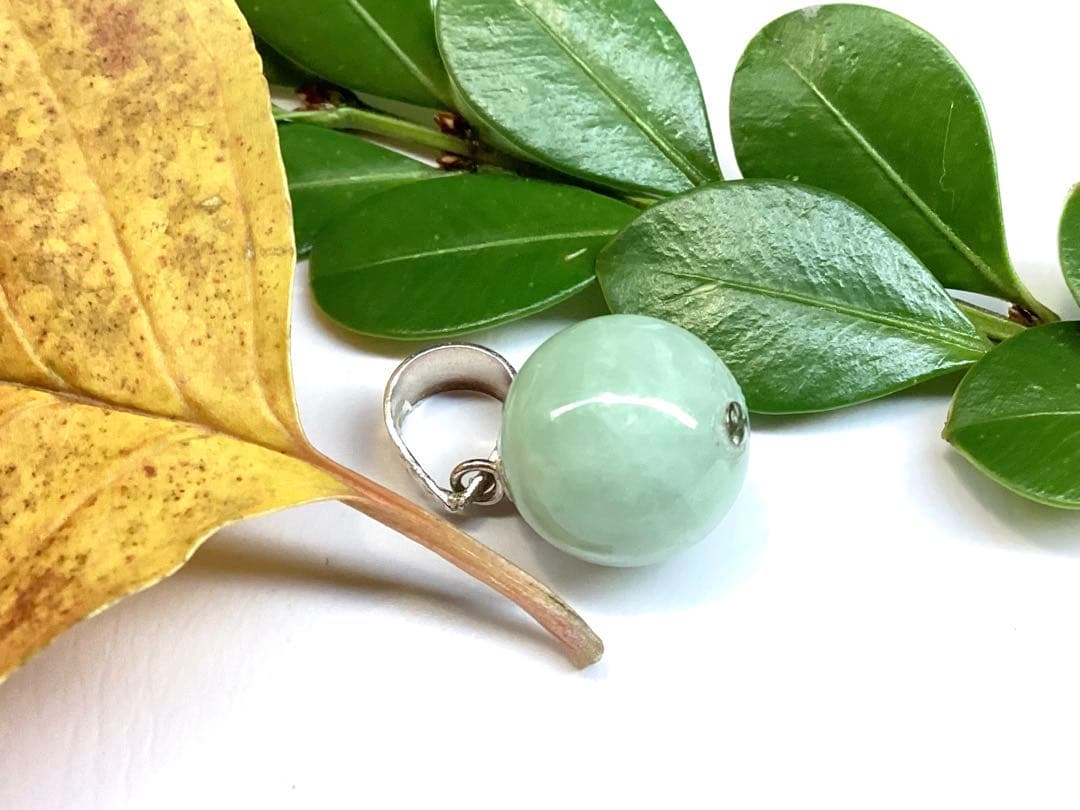 淡い緑色の糸魚川翡翠ペンダント　本物無垢をお持ちください　外部鑑定機関鑑別書付‼️