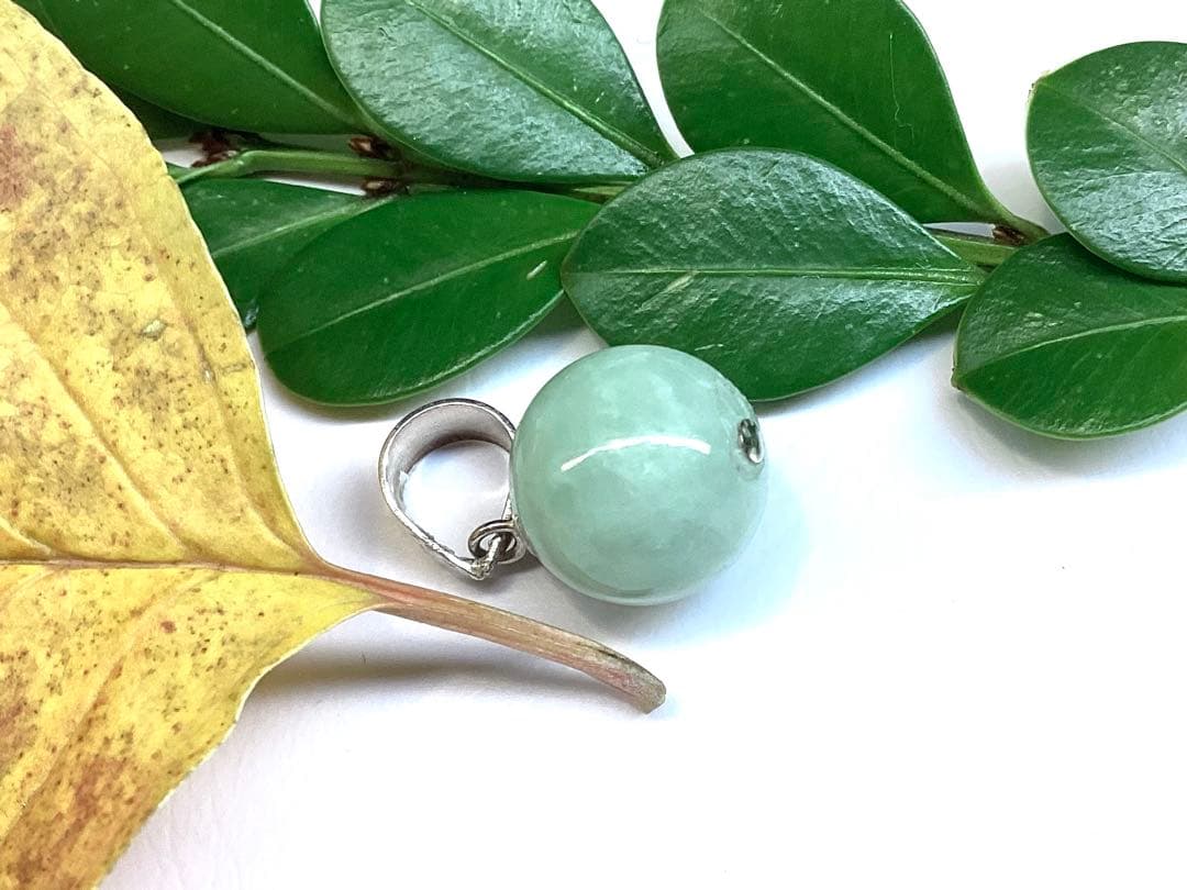 淡い緑色の糸魚川翡翠ペンダント　本物無垢をお持ちください　外部鑑定機関鑑別書付‼️