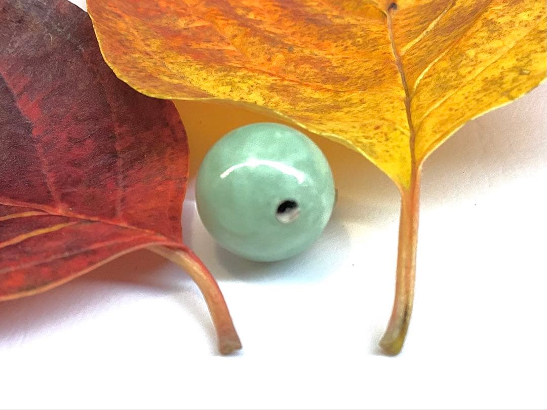 淡い緑色の糸魚川翡翠ペンダント　本物無垢をお持ちください　外部鑑定機関鑑別書付‼️