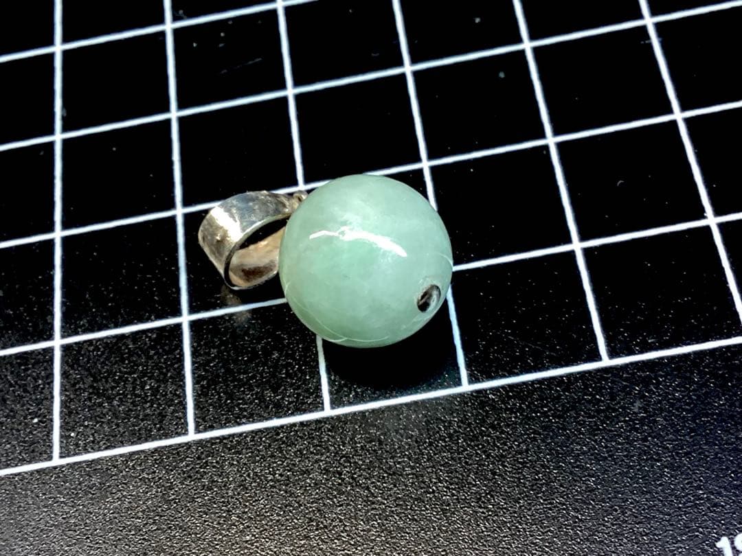 淡い緑色の糸魚川翡翠ペンダント　本物無垢をお持ちください　外部鑑定機関鑑別書付‼️