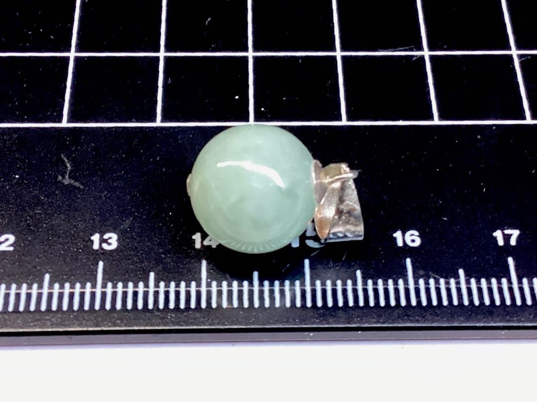 淡い緑色の糸魚川翡翠ペンダント　本物無垢をお持ちください　外部鑑定機関鑑別書付‼️