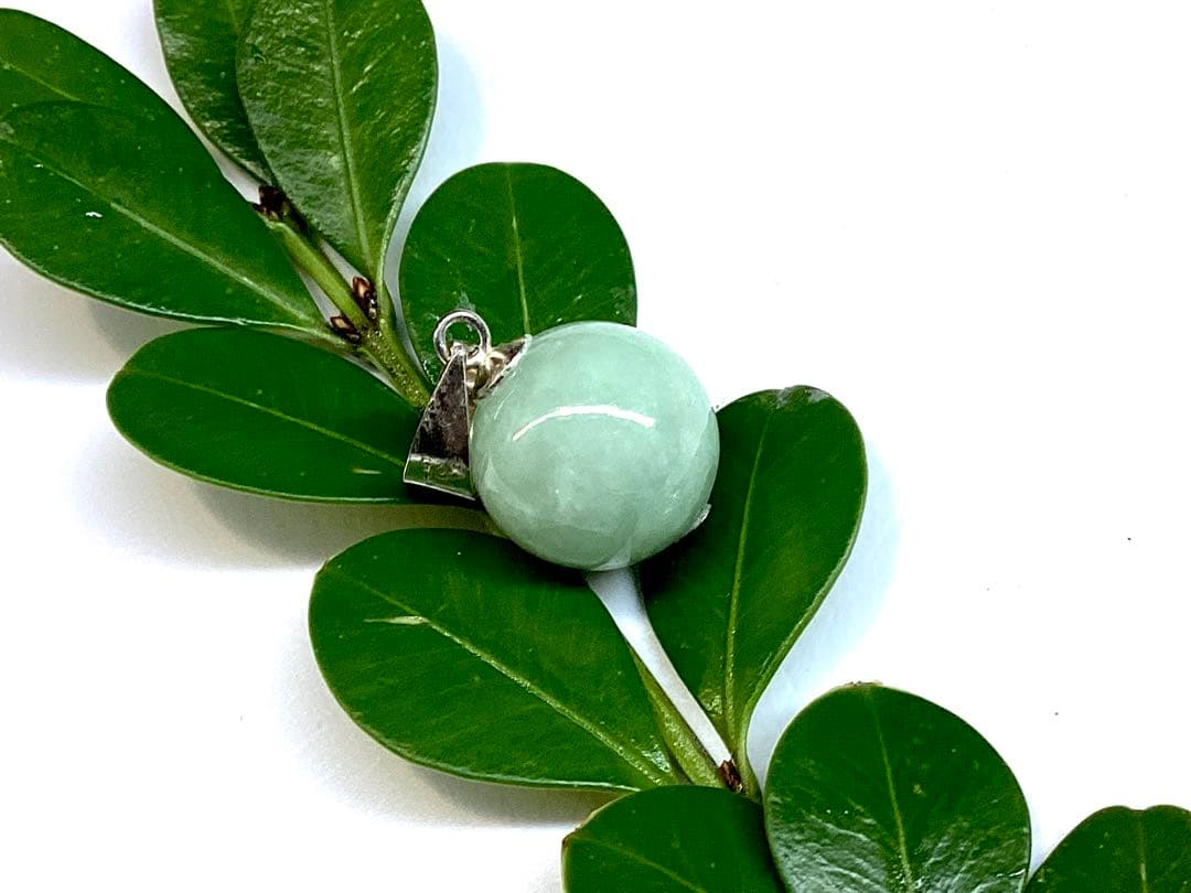 淡い緑色の糸魚川翡翠ペンダント　本物無垢をお持ちください　外部鑑定機関鑑別書付‼️