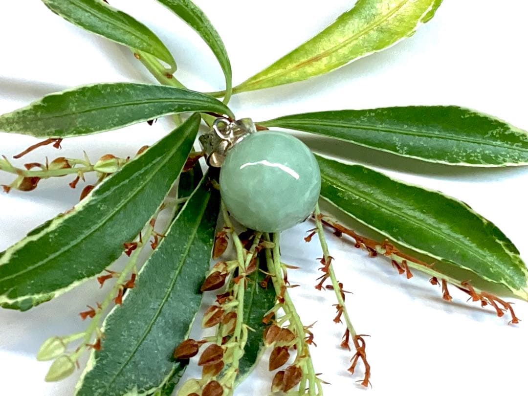 淡い緑色の糸魚川翡翠ペンダント　本物無垢をお持ちください　外部鑑定機関鑑別書付‼️