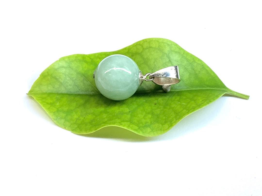 淡い緑色の糸魚川翡翠ペンダント　本物無垢をお持ちください　外部鑑定機関鑑別書付‼️