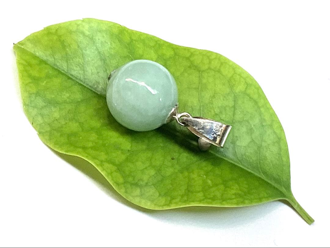 淡い緑色の糸魚川翡翠ペンダント　本物無垢をお持ちください　外部鑑定機関鑑別書付‼️