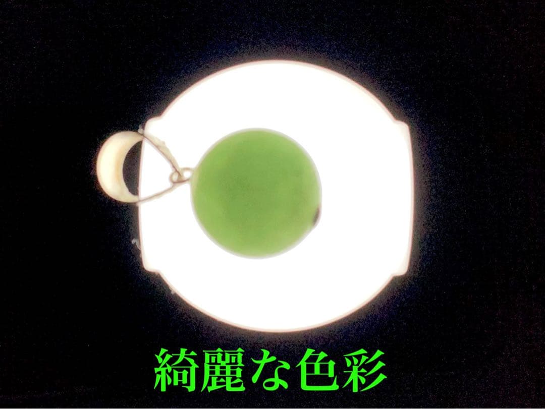 淡い緑色の糸魚川翡翠ペンダント　本物無垢をお持ちください　外部鑑定機関鑑別書付‼️