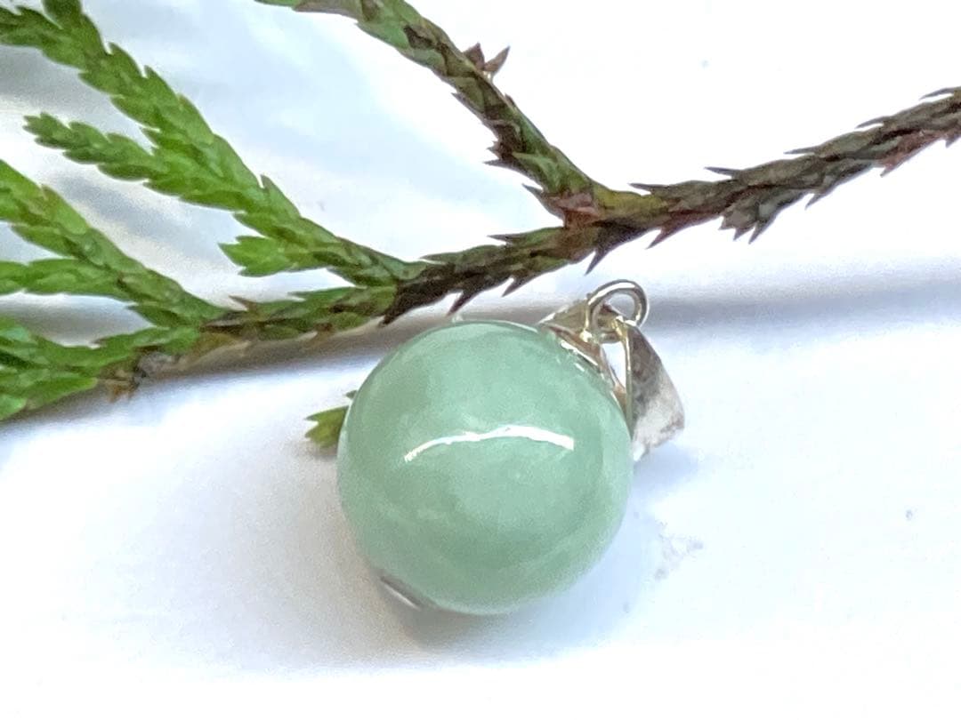 淡い緑色の糸魚川翡翠ペンダント　本物無垢をお持ちください　外部鑑定機関鑑別書付‼️