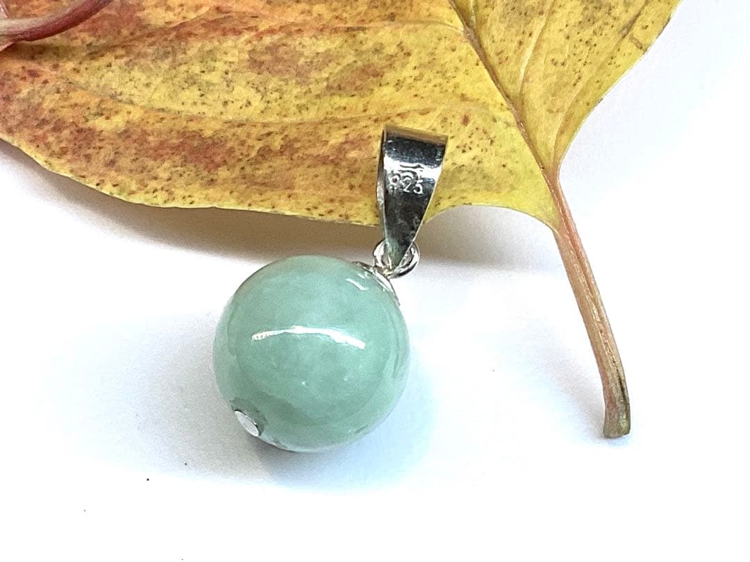 淡い緑色の糸魚川翡翠ペンダント　本物無垢をお持ちください　外部鑑定機関鑑別書付‼️