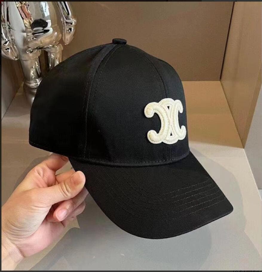 CELINE黒の刺繍ロゴベースボールキャップ