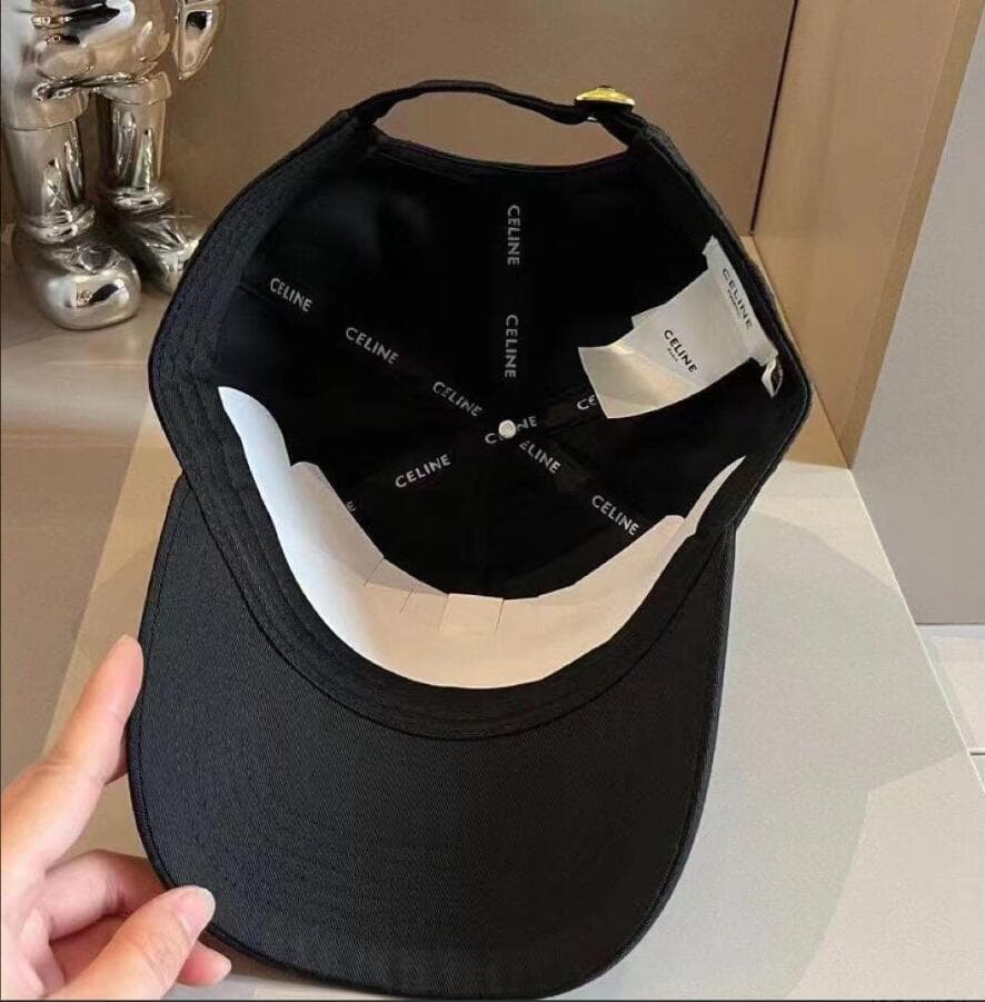 CELINE黒の刺繍ロゴベースボールキャップ