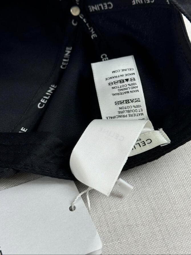 CELINE黒の刺繍ロゴベースボールキャップ