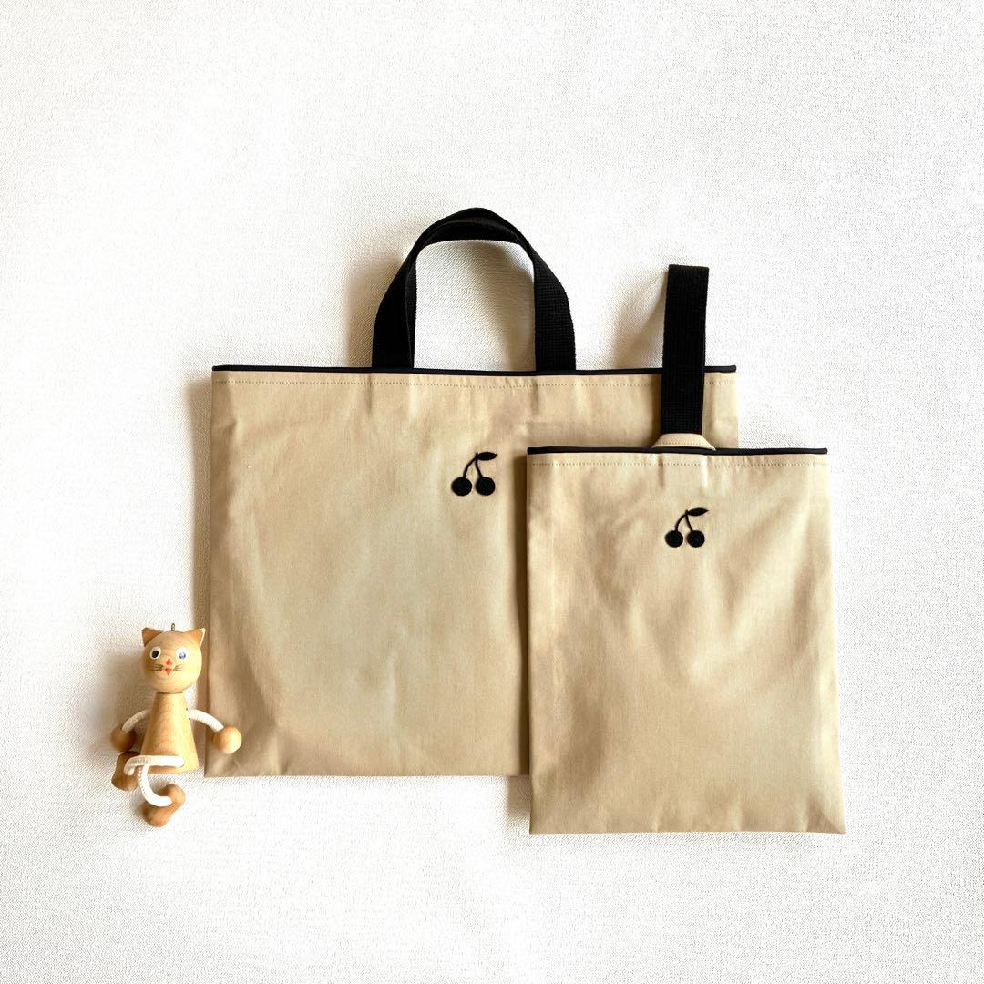手刺繍のさくらんぼのレッスンバッグと上履き入れの2点セット(ベージュ)入園・入学