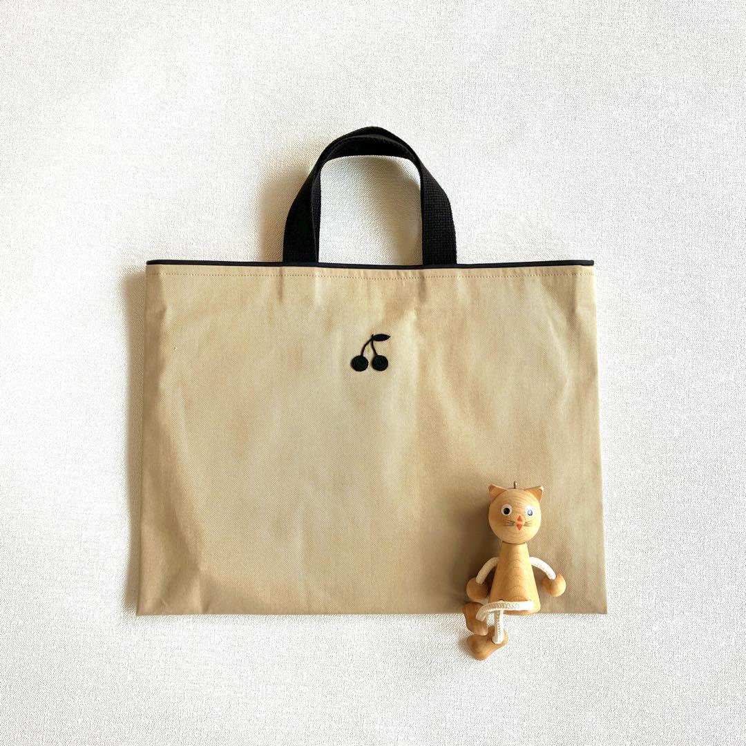 手刺繍のさくらんぼのレッスンバッグと上履き入れの2点セット(ベージュ)入園・入学