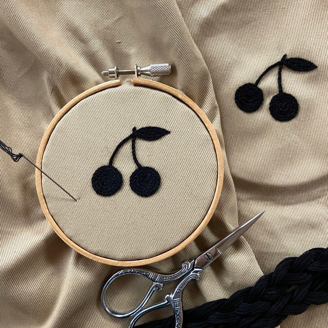 手刺繍のさくらんぼのレッスンバッグと上履き入れの2点セット(ベージュ)入園・入学