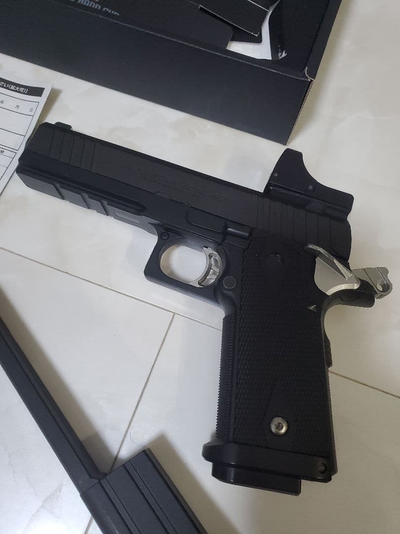 電動ハンドガン ブラック レッドドットサイト付き　100連マガジン付き