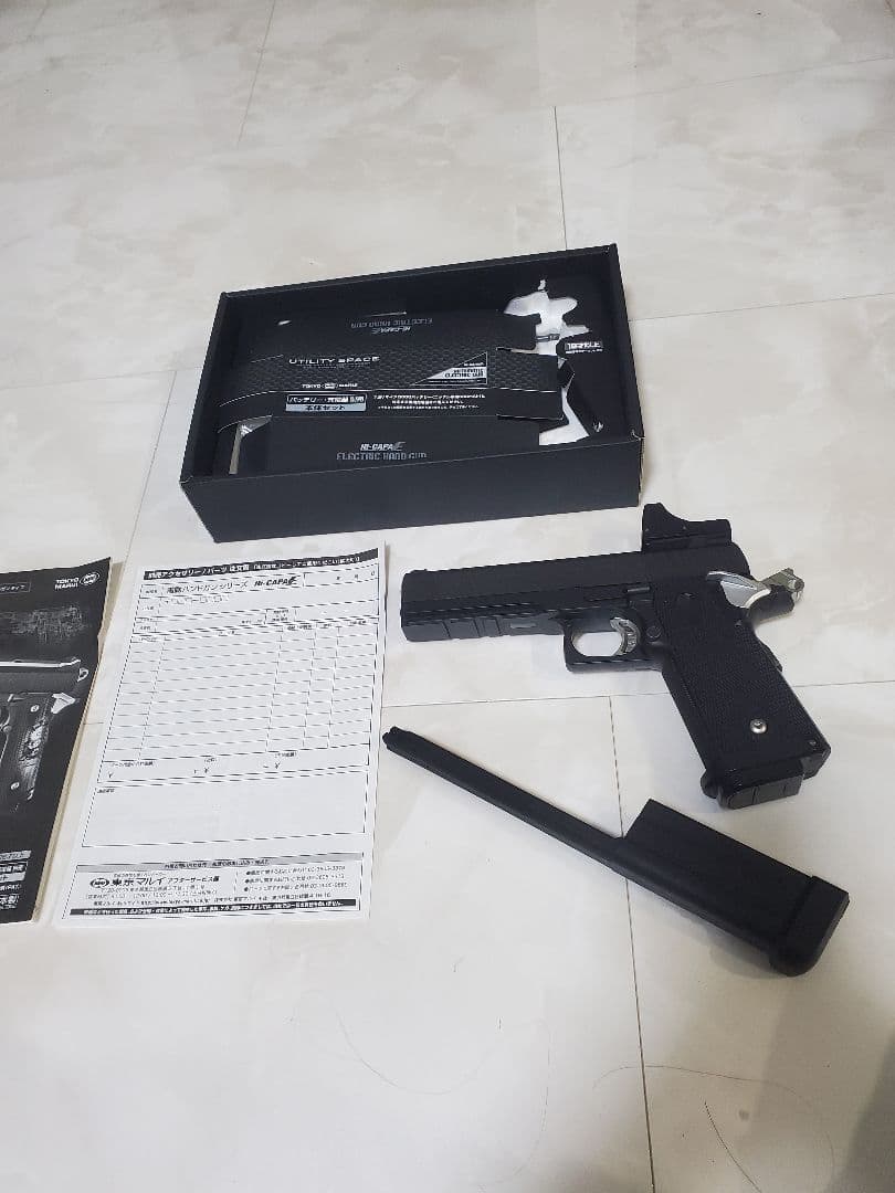電動ハンドガン ブラック レッドドットサイト付き　100連マガジン付き