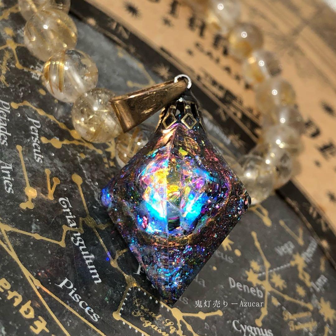 ブラックオパール色の光を集めて。　蓄光宇宙ネックレス