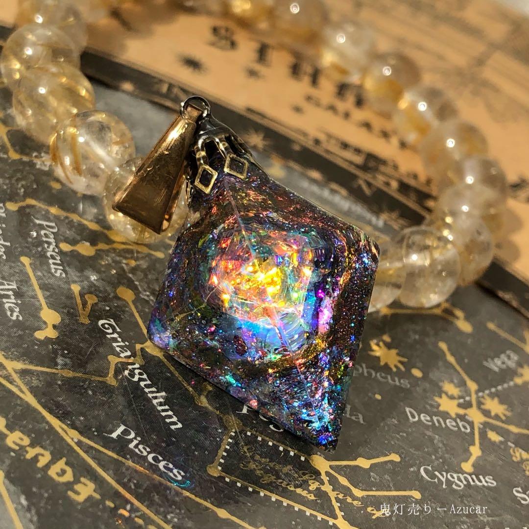 ブラックオパール色の光を集めて。　蓄光宇宙ネックレス