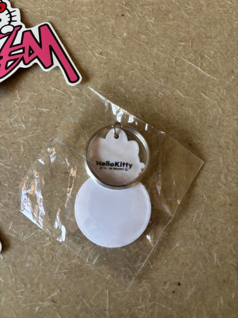 STUSSY × Hello Kitty キーホルダー＋ステッカー 2点セット