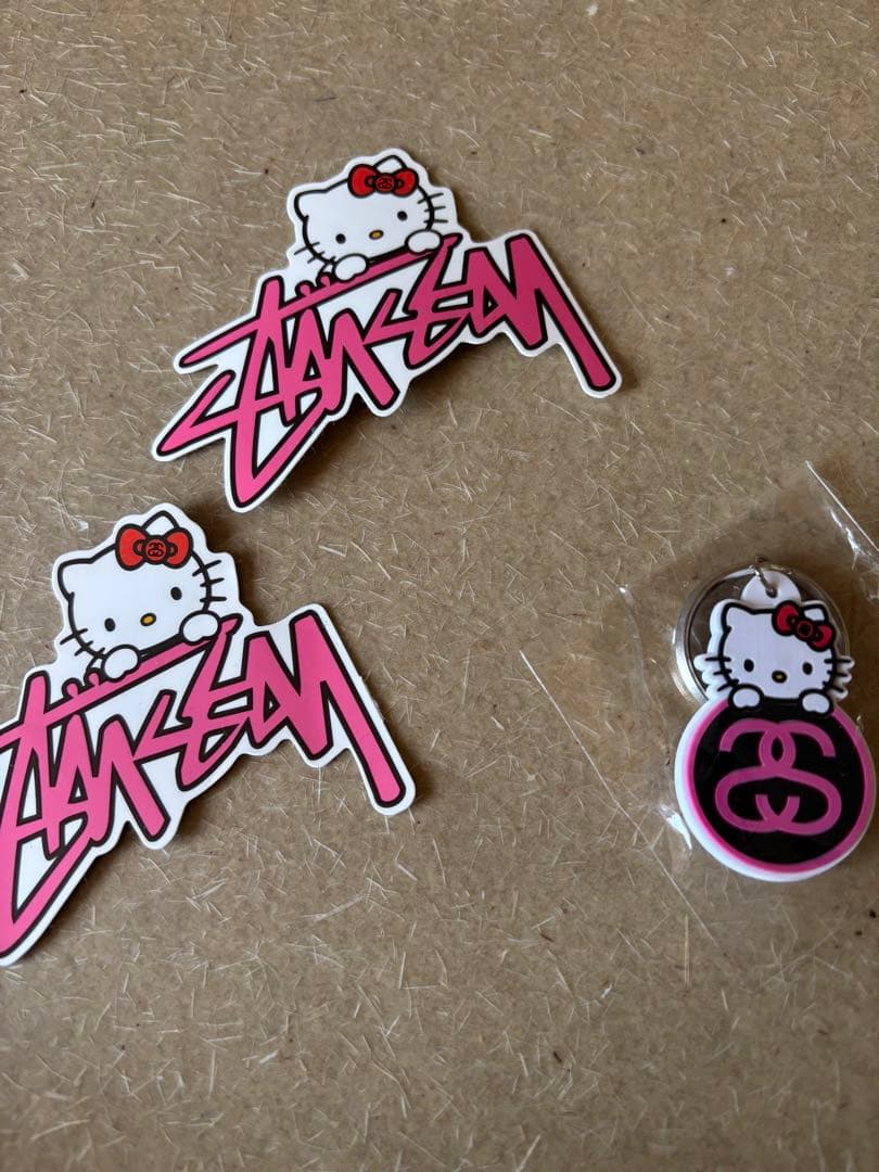 STUSSY × Hello Kitty キーホルダー＋ステッカー 2点セット