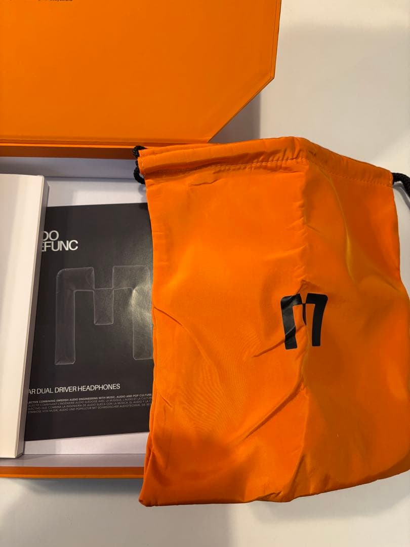 MONDO オーバーイヤー　ヘッドホン　グレージュ