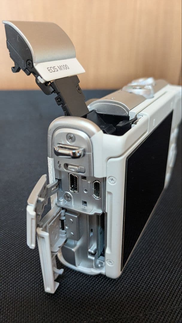 Canon EOS M100 ダブルズームキット ホワイト