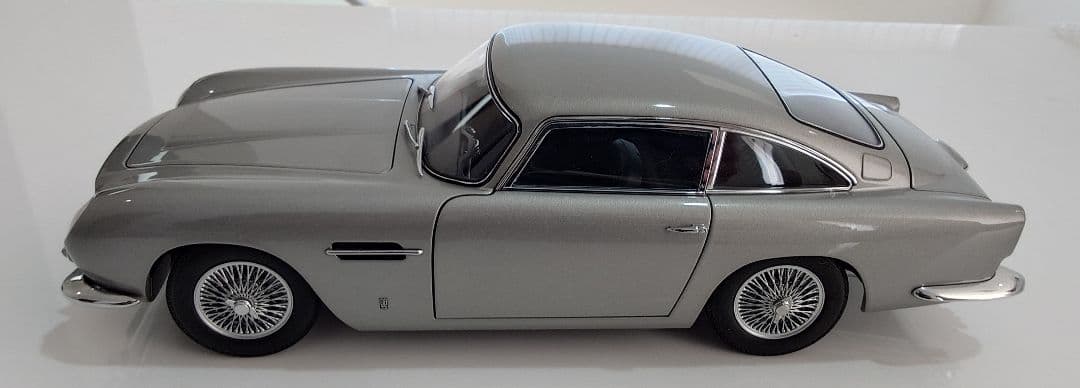 アストンマーチン DB5 1/18【AUTO ARTl】