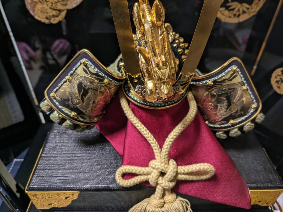 五月人形　兜　兜飾り　廣柴作　向竜彫金之兜　黒小礼正絹糸威