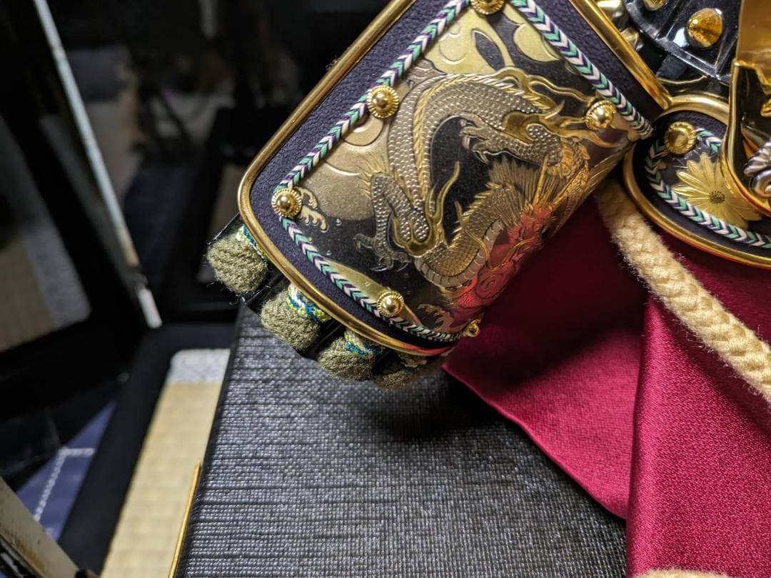 五月人形　兜　兜飾り　廣柴作　向竜彫金之兜　黒小礼正絹糸威