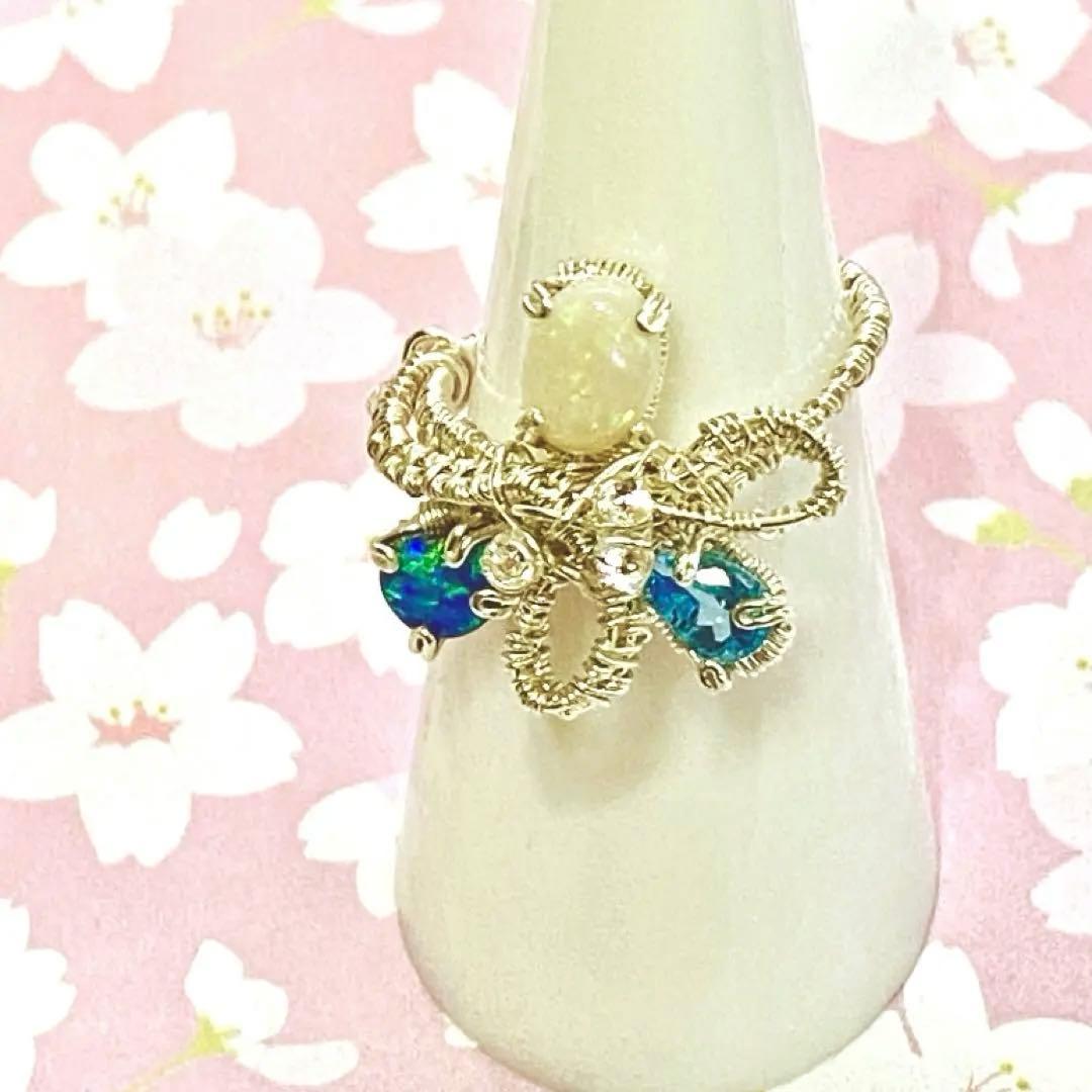 【指先に結ぶ虹】オパールとダブレットオパール青の宝石 リボンリング 12号