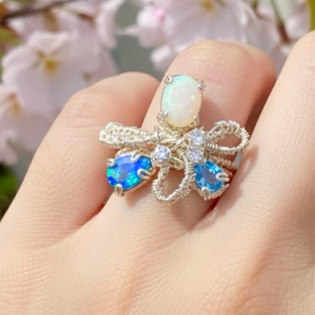 【指先に結ぶ虹】オパールとダブレットオパール青の宝石 リボンリング 12号