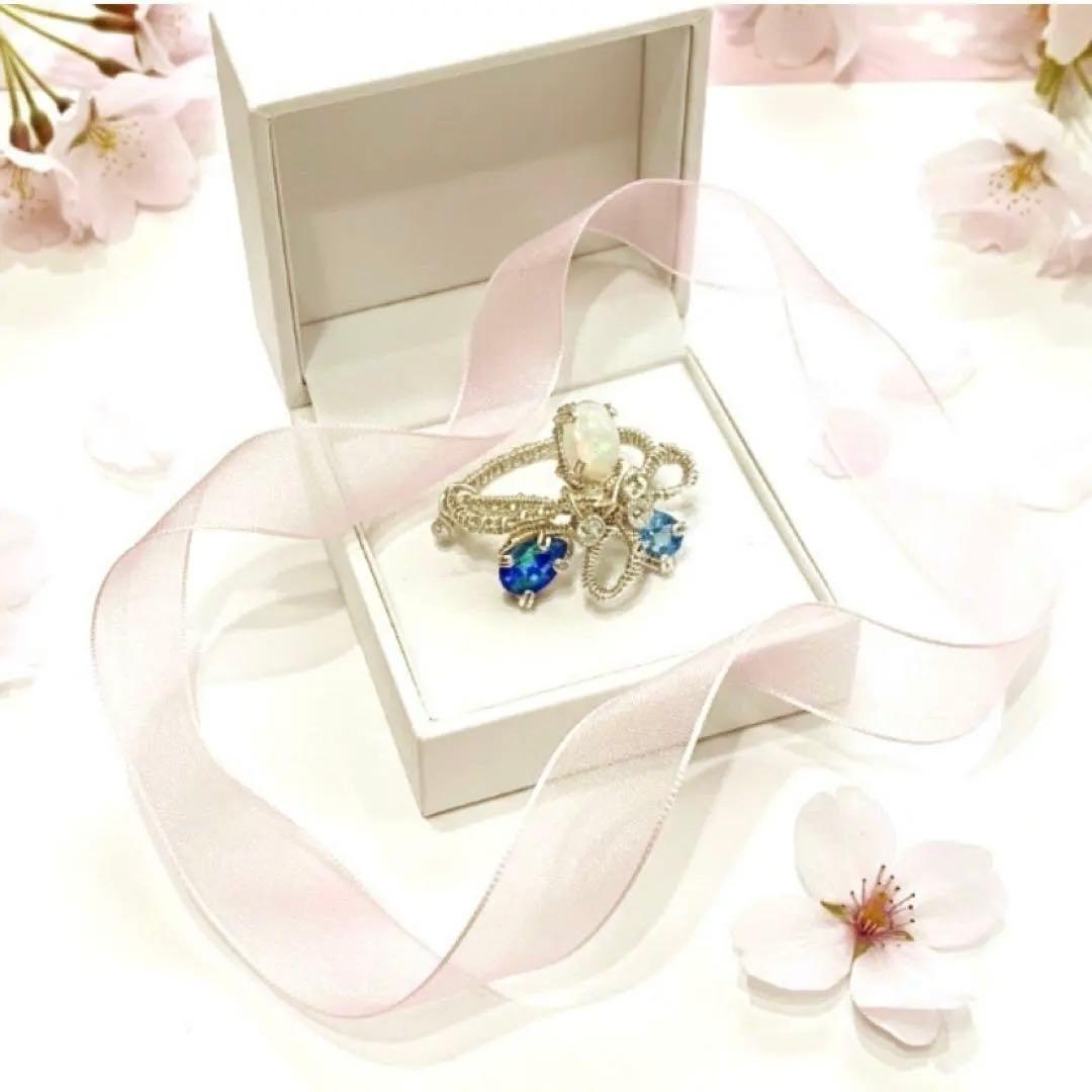 【指先に結ぶ虹】オパールとダブレットオパール青の宝石 リボンリング 12号