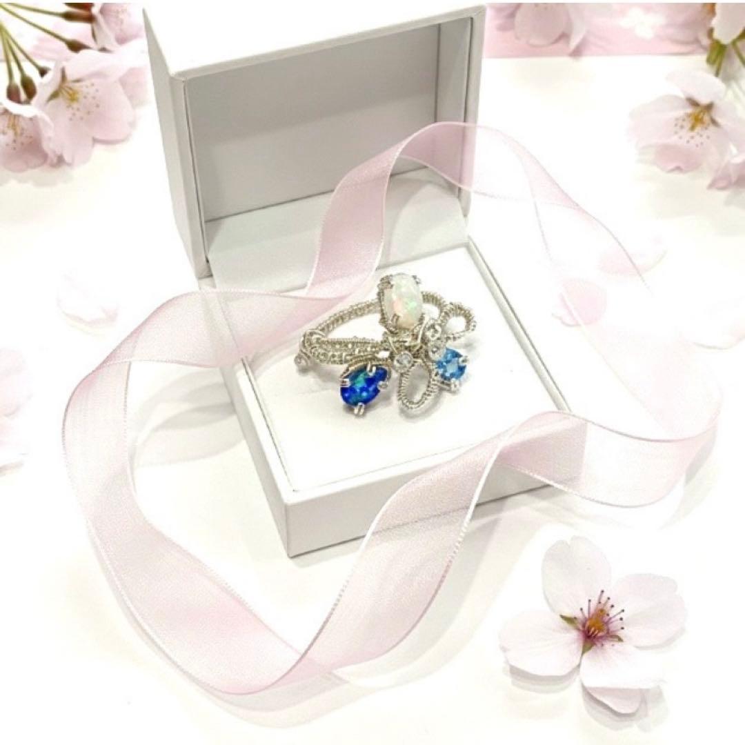 【指先に結ぶ虹】オパールとダブレットオパール青の宝石 リボンリング 12号