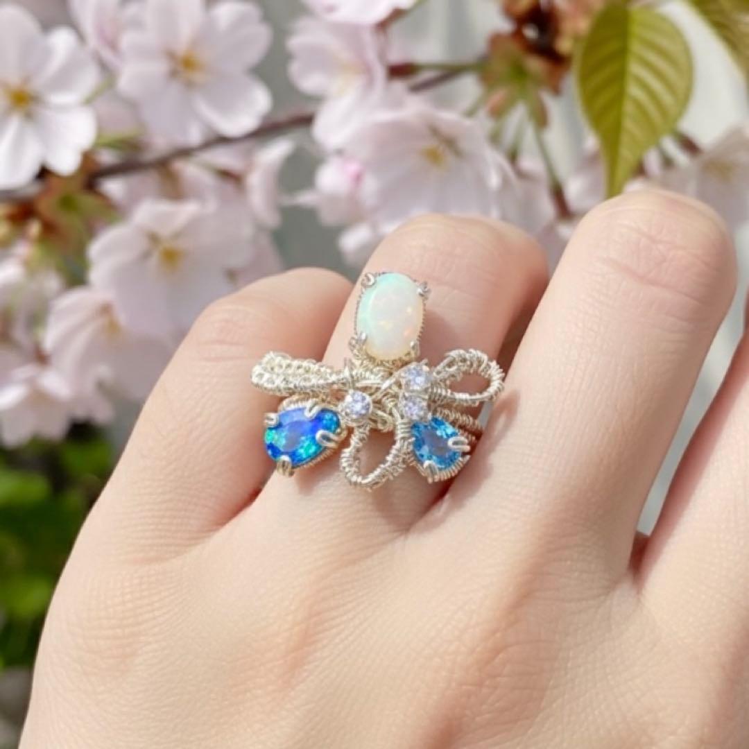 【指先に結ぶ虹】オパールとダブレットオパール青の宝石 リボンリング 12号